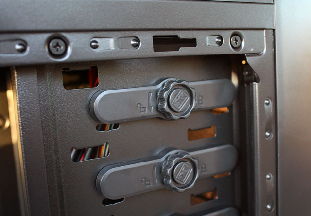Xigmatek Pantheon tool-free 5.25” installing